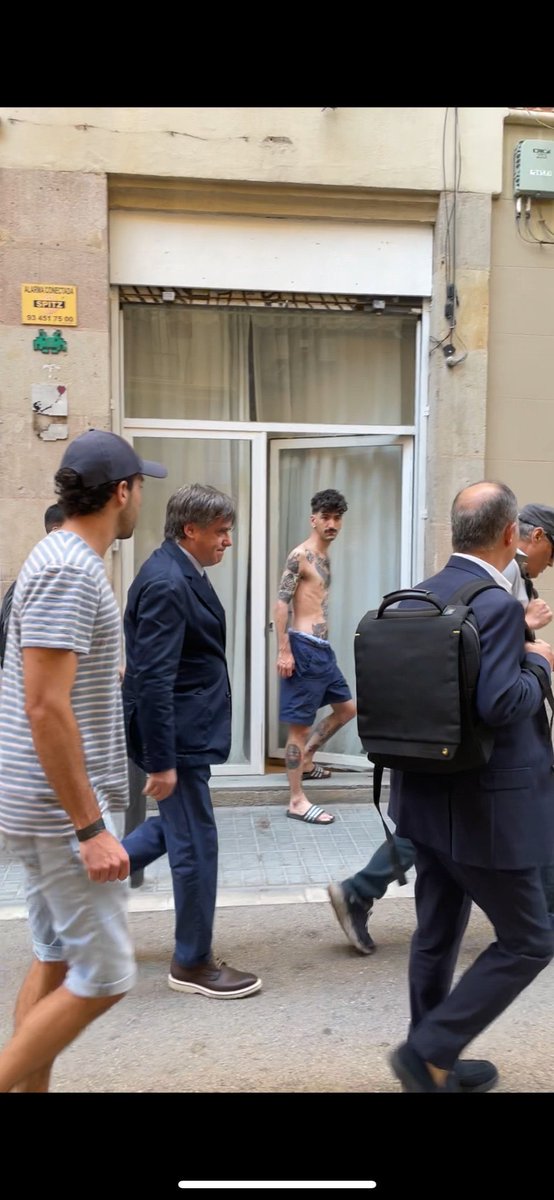 Todo lo que está mal en España:
-Cambio de uso a residencial de un local comercial porque la vivienda está imposible
-Tatuajes a cholón y saliendo sin la samarreta a por el BiFrutas 
-Carles Puigdemont