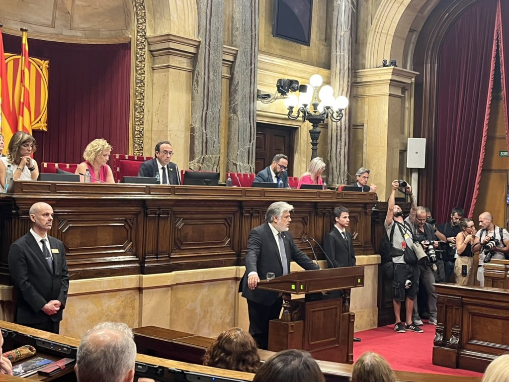 jcanadellb's tweet photo. El diputat @albertbatet recorda q avui els mossos estan actuant de la mateixa manera q la PN i guàrdia civil buscant paperetes i urnes. 
Avui amb ordres del Conseller @joanignasielena i el president @perearagones 

#vergonya https://t.co/SQd9ClRyMe