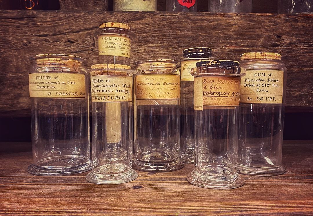 OldOpTheatre's tweet image. 🧵This lovely collection of late 19th-century glass jars contained pharmacists' #ToolsOfTheTrade! The labels reveal some of the raw materials used to make medicines, which were obtained from areas in Africa, Australia, Indonesia, China and the Caribbean!