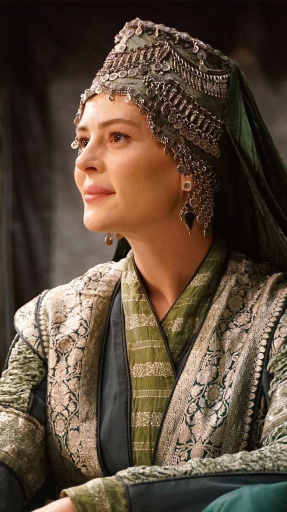 MalhunHatun1326's tweet photo. #DevletAnaMalhunSultan karakteri @YilCagAtiksoy ile bütünleşti ondan başkası malhun olamaz seyirci onun gücünü heybetini devletana duruşunu savaşçı kişiliğini çokseviyor ve #KameriyeMalhunSultan ‘ın #YıldızÇağrıAtiksoy ile birlikte 6. Sezonda geri dönmesini istiyor
#KuruluşOsman https://t.co/KkM2KpxeQN