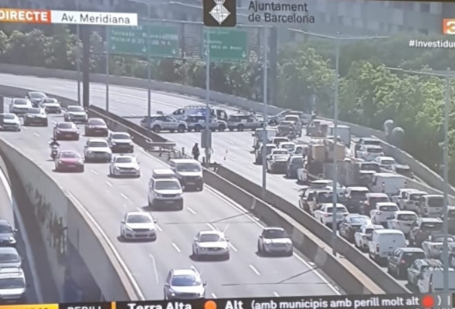 Per fi controls policials a totes les sortides de Barcelona per enxampar i detenir a carteristes, traficants de drogues, lladres, assassins i demés gent dolenta ... ai no calla que són per detenir al MHP Carles Puigdemont que ha tornat de l'exili i que es veu que ...⬇️