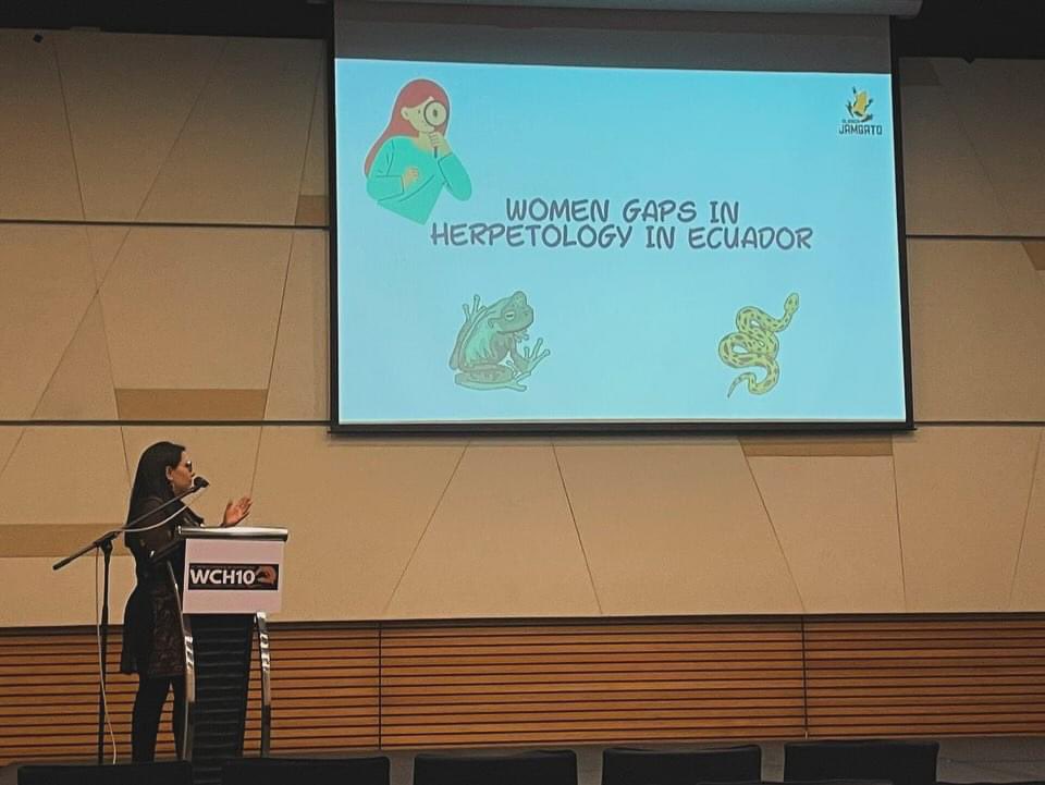 MaryVizcaino's tweet photo. 🟣 ¿Cuáles son las brechas que tenemos las mujeres en la herpetología? 

Sobre esto hablé en mi primera charla en el X Congreso Mundial de Herpetología.

Presenté algunos resultados de mi investigación en @FLACSOec y mi experiencia liderando a la @AlianzaJambato 

#WCH10 https://t.co/yik5NZfxTM