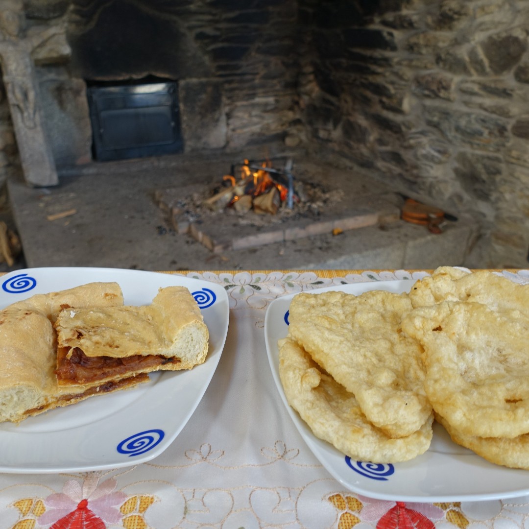 CanalCocina's tweet photo. Recorriendo villas y lugares de España, vamos a la localidad de #Espasante, en las Rías Altas Gallegas, donde sus vecinos nos preparan una Empanada de manzanas y Bolas de sartén 😋
📺Los fogones tradicionales | De lunes a viernes, a las 22:00, en Canal Cocina. https://t.co/Z6qDPVtLNY