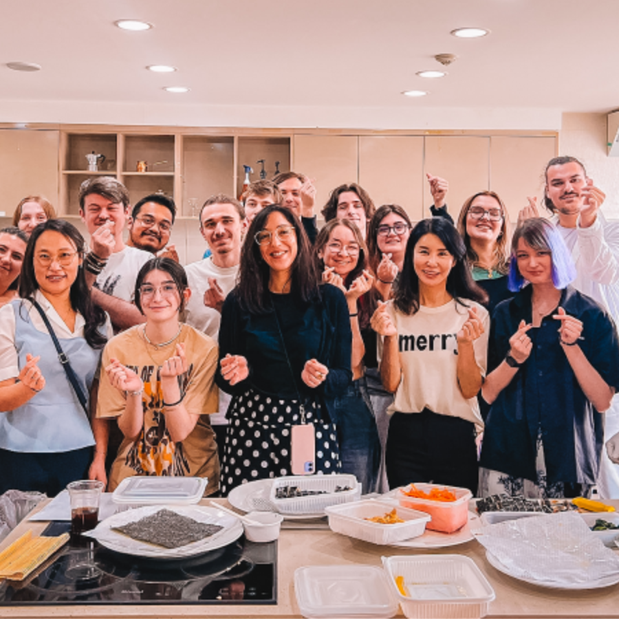GamingCampus's tweet photo. Découverte de la cuisine coréenne !
À Séoul, nos étudiants ont développé leurs compétences en cuisine en apprenant à faire des kimpabs 🍣
Il s'agit d'un plat traditionnel qui dérive du sushi et dont raffolent les Coréens !
#learningTrip https://t.co/6msKvmmXSF