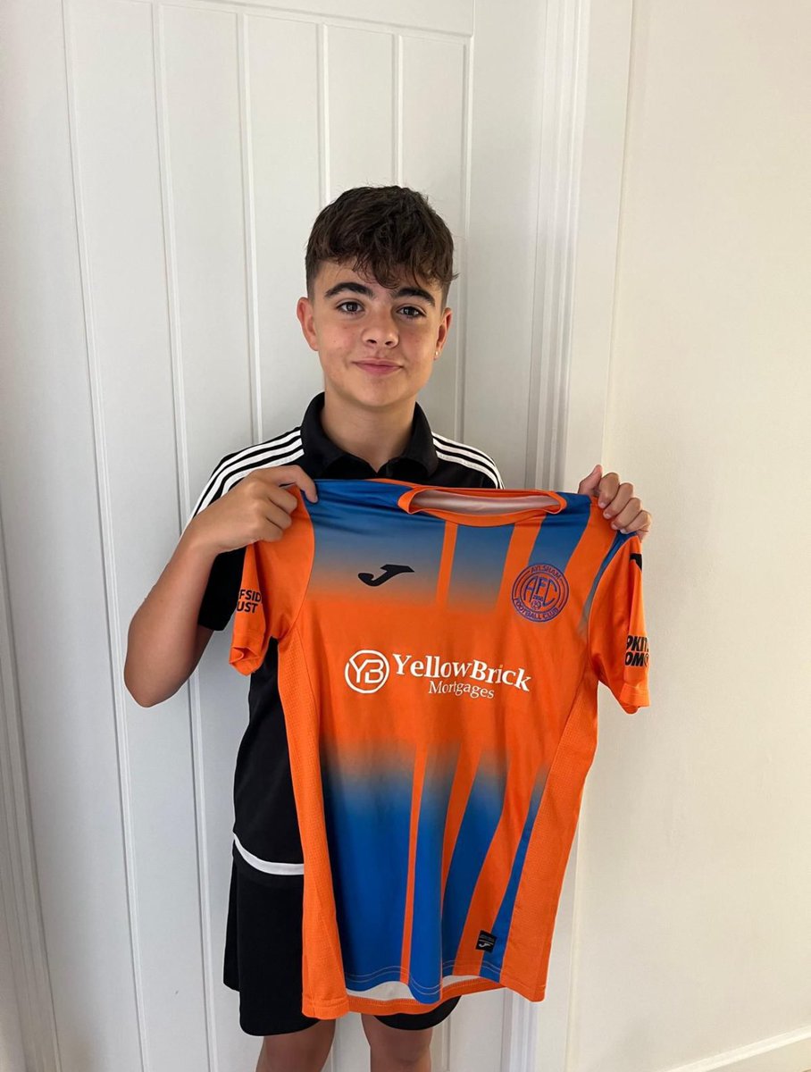 First up Ashton. After a successful full season under his belt with us Ashton has formed a very water tight defensive partnership. Isn’t afraid to get stuck in and loves a tackle. Pleased to have retained his services for another season💪🏼🟠🔵
