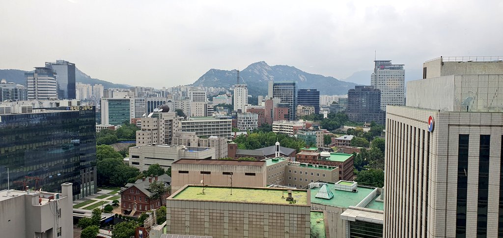 오늘 다녀왔는데 네이버예약 하고 가면 할인도 되고 전시 굿즈도 주네요. 눈이나 비오는 날 또 가보고 싶은 뷰...

라이크디즈1601
서울 중구 서소문로 116
naver.me/xyjGg8io