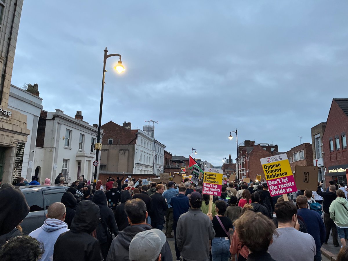 MrLSaunders's tweet photo. Support and solidarity from hundreds of people in Birmingham last night, saying racism, hate and violence is not welcome here. https://t.co/JIVay5w2oS