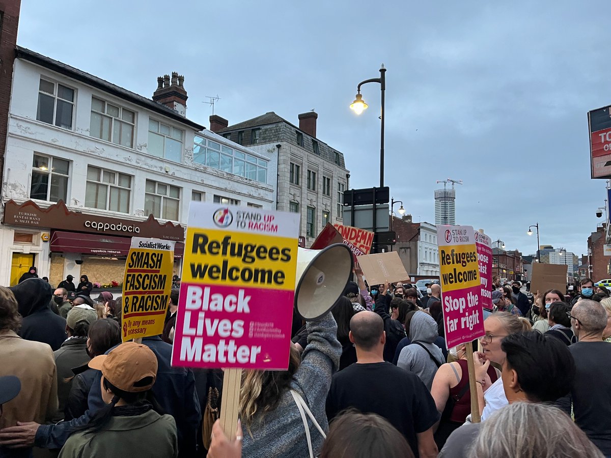 MrLSaunders's tweet photo. Support and solidarity from hundreds of people in Birmingham last night, saying racism, hate and violence is not welcome here. https://t.co/JIVay5w2oS