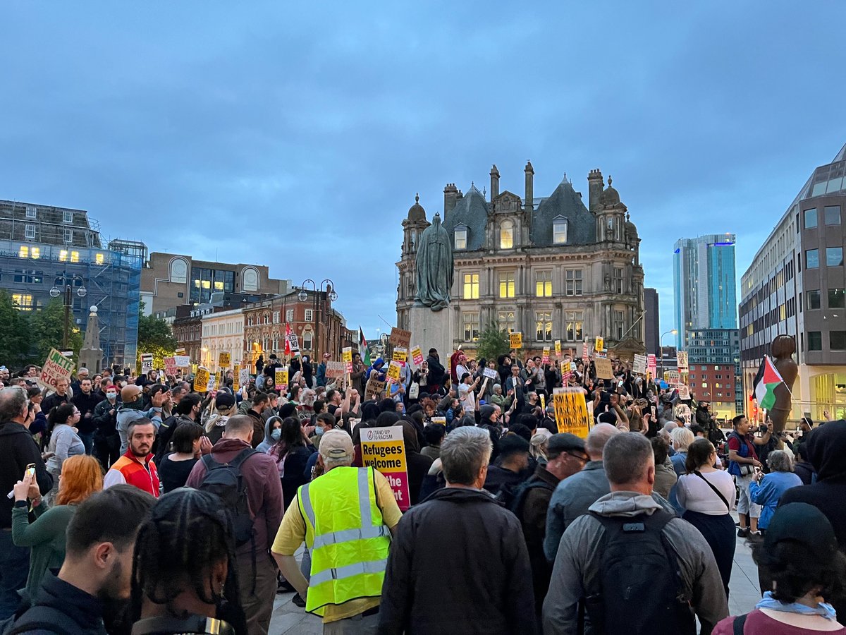 MrLSaunders's tweet photo. Support and solidarity from hundreds of people in Birmingham last night, saying racism, hate and violence is not welcome here. https://t.co/JIVay5w2oS