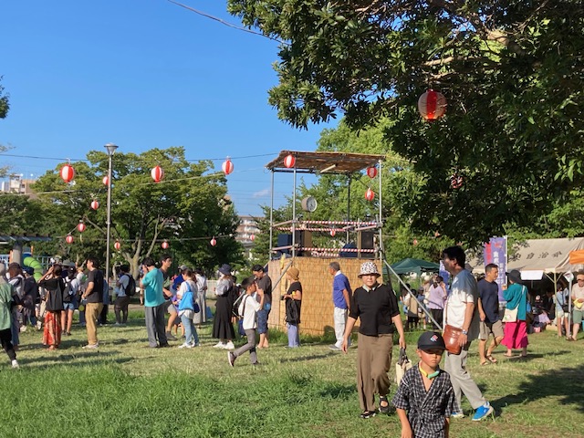 otasuke966's tweet photo. 先日、浦安市内で開催された、「夏祭りのお手伝い」に行ってまいりました。
「金魚すくい」は、子供の頃いらいですので、とても新鮮でした。
お祭りもなかなか盛り上がっておりました！
色々なお手伝い承ります。
https://t.co/znE9eqw4kI https://t.co/k2TBRUiiDj