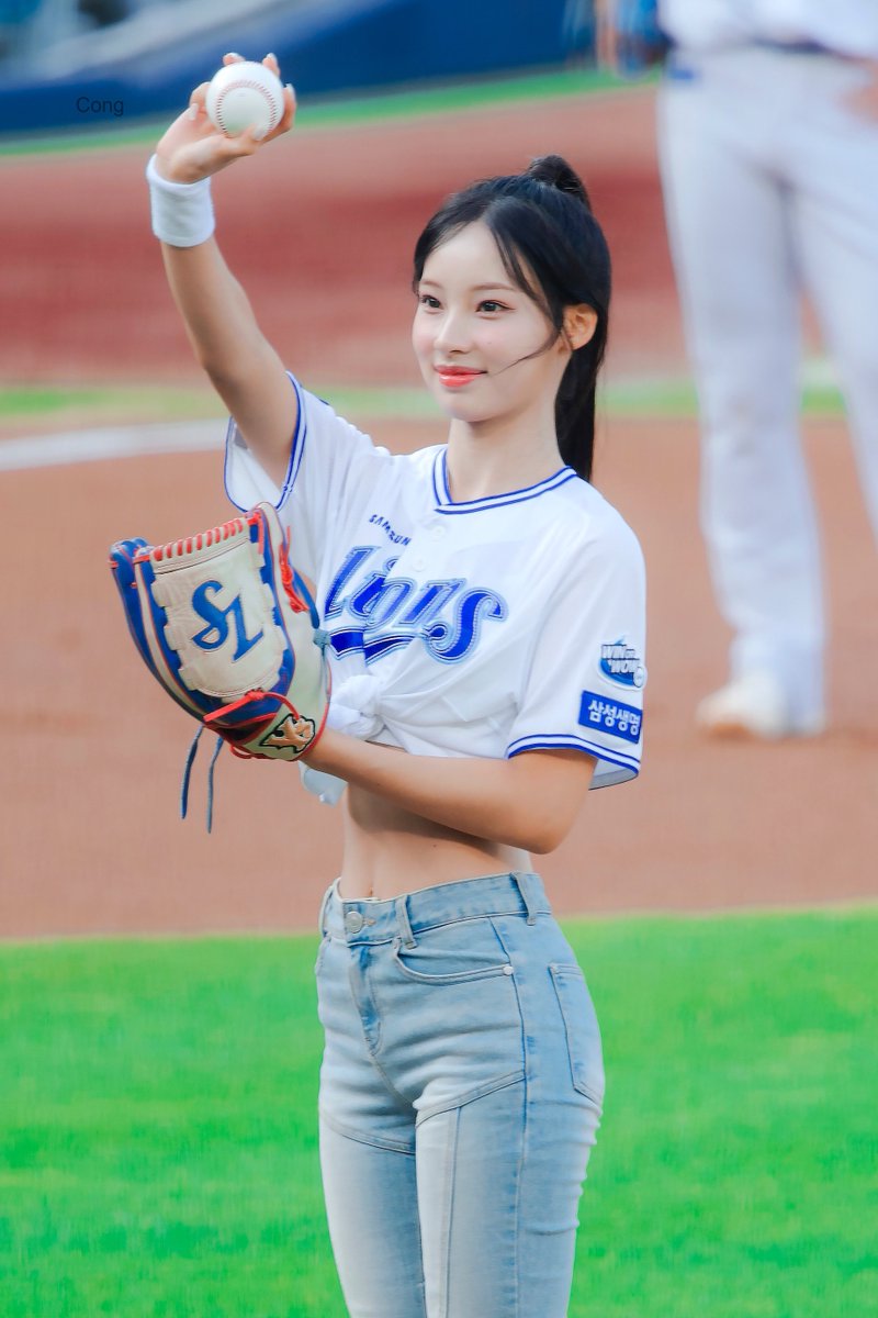 woniluvers's tweet photo. 240803 공 너무 잘 던지는데 얼굴도 너무 잘해요... 💞💞

#리센느 #RESCENE #원이 #WONI 
#세계고양이의날
#세계원냥이의날 😻 https://t.co/rfweU42BeA