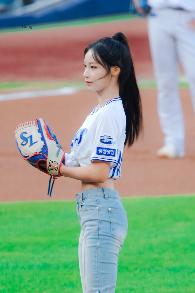 woniluvers's tweet photo. 240803 공 너무 잘 던지는데 얼굴도 너무 잘해요... 💞💞

#리센느 #RESCENE #원이 #WONI 
#세계고양이의날
#세계원냥이의날 😻 https://t.co/rfweU42BeA
