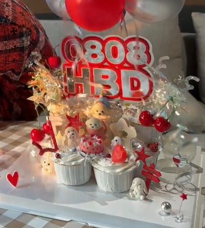 seungcheolbliss's tweet photo. scoups birthday cake in 2014 and 2024. 🍗🐶 https://t.co/fQhy5STbSB