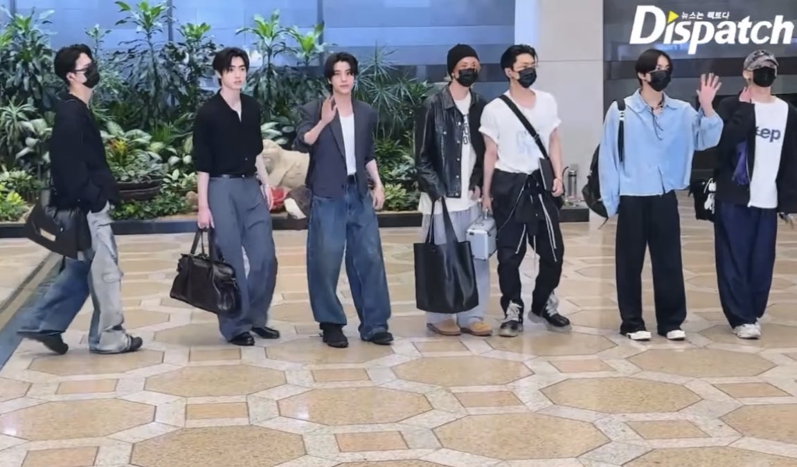 EN7ernally's tweet photo. enhypen on their way to japan for rock in japan festival~ have a safe flight my seven!! 🤍 https://t.co/2mIjajBC0J
