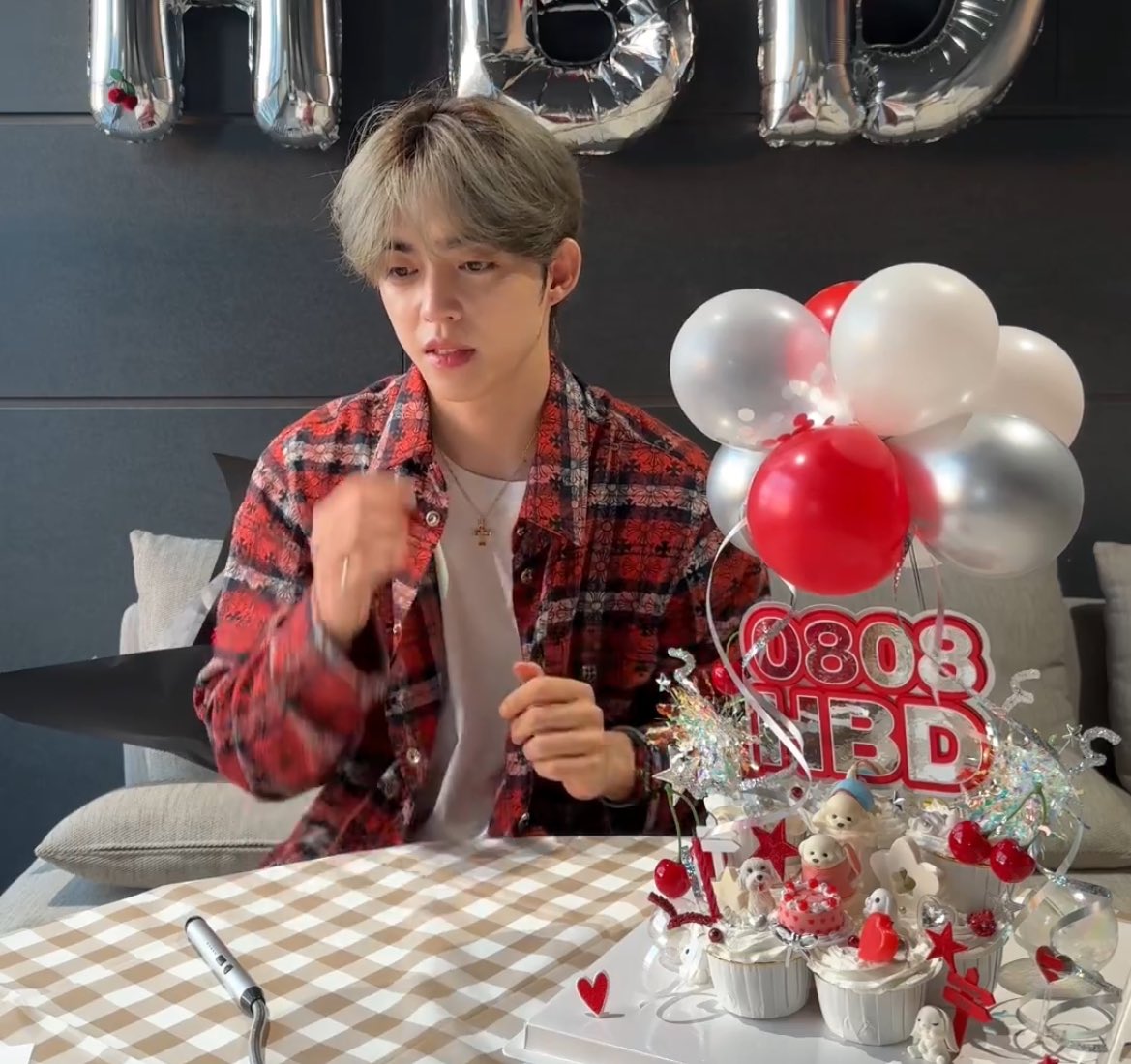 아 귀여워ㅠㅠ 무슨 목걸이인가 했는데 멤버들이 선물해준 거래🥹 투명한 인증 요정이자나...