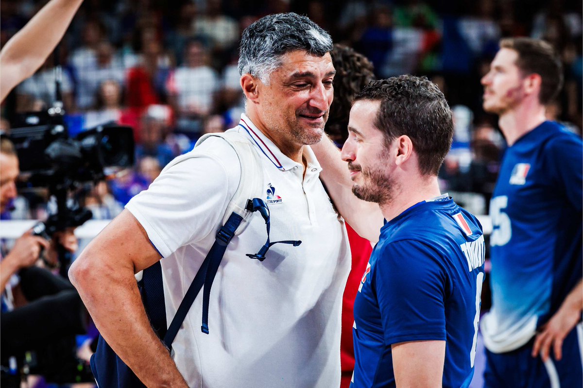 🎙️ Andrea Giani, coach de l’EDF 🇫🇷

« Je suis très fier de mon staff et de mes joueurs qui m’ont donné un cadeau incroyable ce soir. Pourquoi ? Parce que nous avons gagné cette demi-finale contre une équipe de très haut niveau, l’Italie, mon pays. »

#Paris2024 
🗞️ @FFvolley 
📸