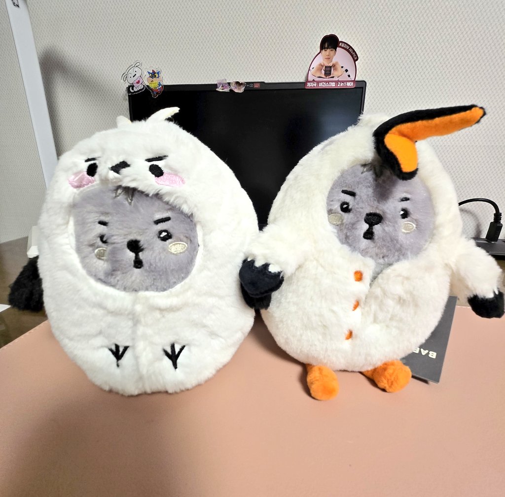 firstsnow_618's tweet photo. 배통이 새 옷 도착!!! 
미니미니가 입으니까 너무너무 하찮아지는 마법 ㅋㅋㅋㅋㅋㅋㅋㅋ 뱁통이와 칭구들 ♡ https://t.co/JCJ72QBe6e
