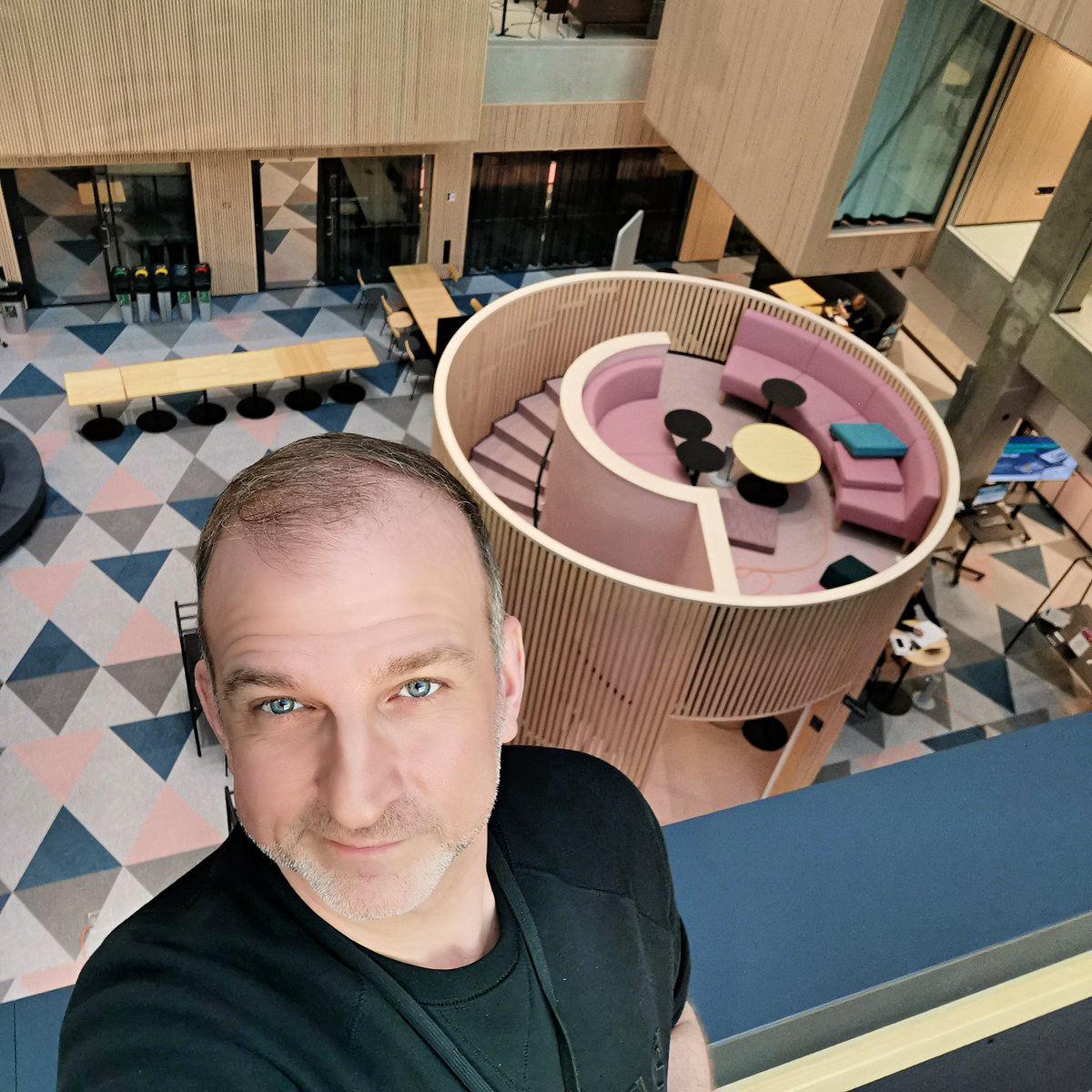 Kouluväkivalta on ongelma, joka varjostaa monen arkea. Liian moni aloittaa syyslukukauden peloissaan. Meidän on luotava turvallinen oppimisympäristö kaikille.

Puhutaan avoimesti, tuetaan toisiamme ja puututaan kiusaamiseen. 

T: Ope

#koulurauha #kouluväkivalta #kiusaaminen