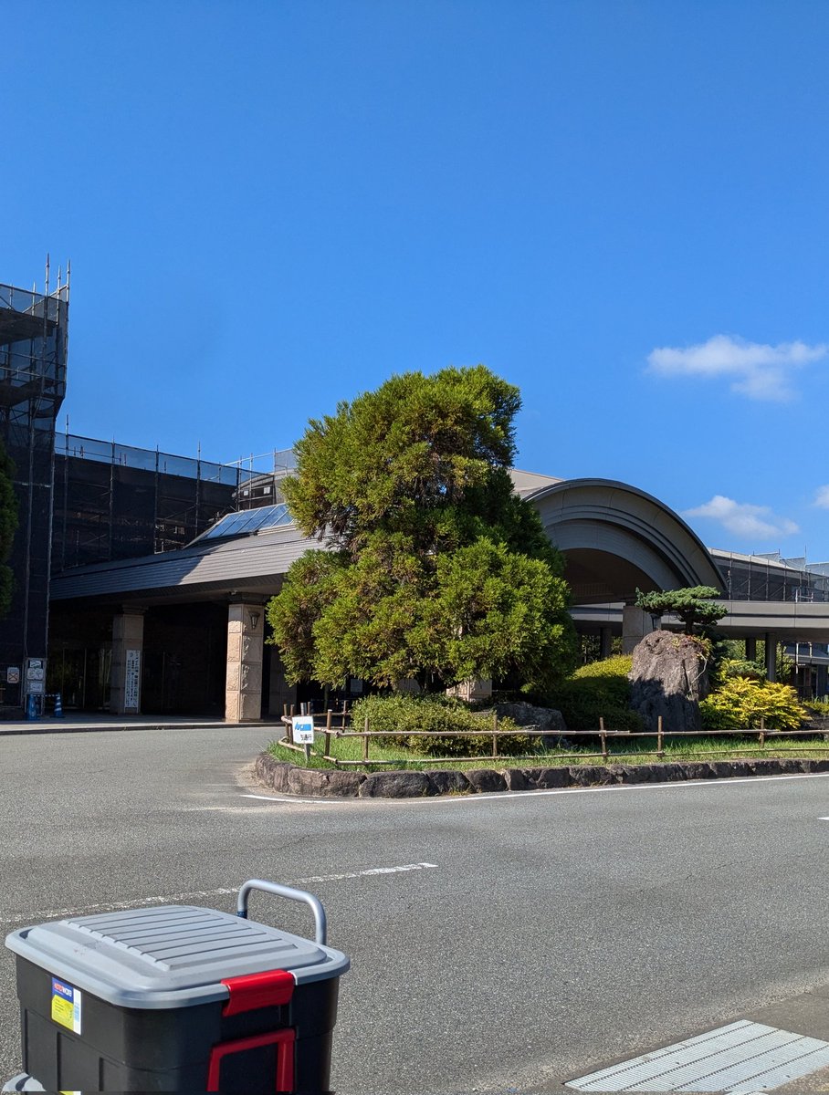 rumipoli's tweet photo. 午前中はご依頼を受けて出張 #えいごごつこ 
いつものようにおもちゃと英語の本がパンパンに詰まったケース2つを台車に乗せて会場入りです👍
#志免町子育て支援センター 
#シーメイト https://t.co/NogVnF3dzG