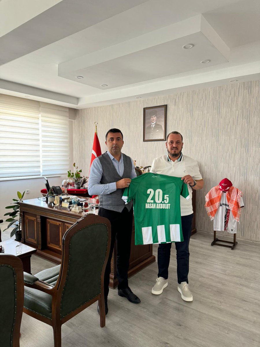 Başkanımız H.Kerem BOSO, İlçe Kaymakamımız Hasan AKBULUT ile bir araya geldi. Sıcak ve samimi bir ortamda gerçekleşen ziyaretin ardından Başkanımız H.Kerem BOSO, üzerinde isminin yazılı olduğu Yeşil Çivril Belediye Spor formasını İlçe Kaymakamı Hasan AKBULUT’a takdim etti.
