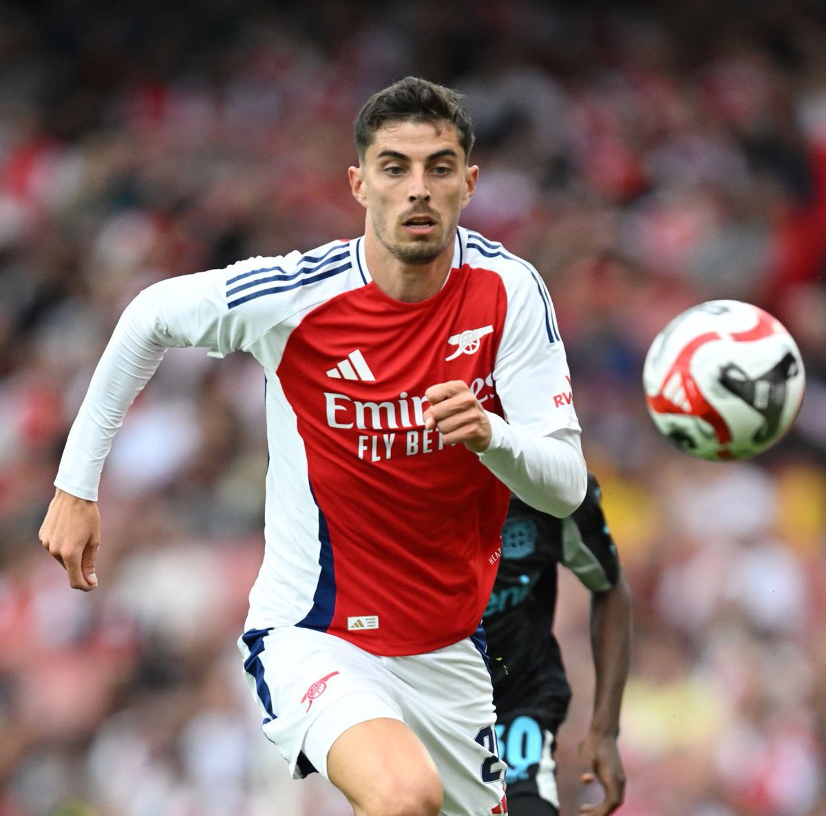 ArsenalBuzzCom's tweet photo. 🗣️| Mikel Arteta on the understanding developing between Gabriel Jesus and Kai Havertz:

“I think it’s something you can see coming. It’s natural, it flows, there is good chemistry between them – and as well with Leo (Trossard). 

“The three, they have that false nine profile. I really like what I saw (vs Bayer Leverkusen).” [@arsenal] #afc