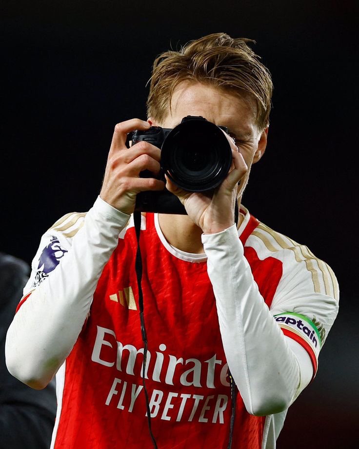 immatechy's tweet photo. Martin Ødegaard's passes are like magic tricks, they disappear and reappear at his teammate's feet.

A THREAD 🧵……….. REPOST APPRECIATED🙏🏼 https://t.co/xSKK18aTzs