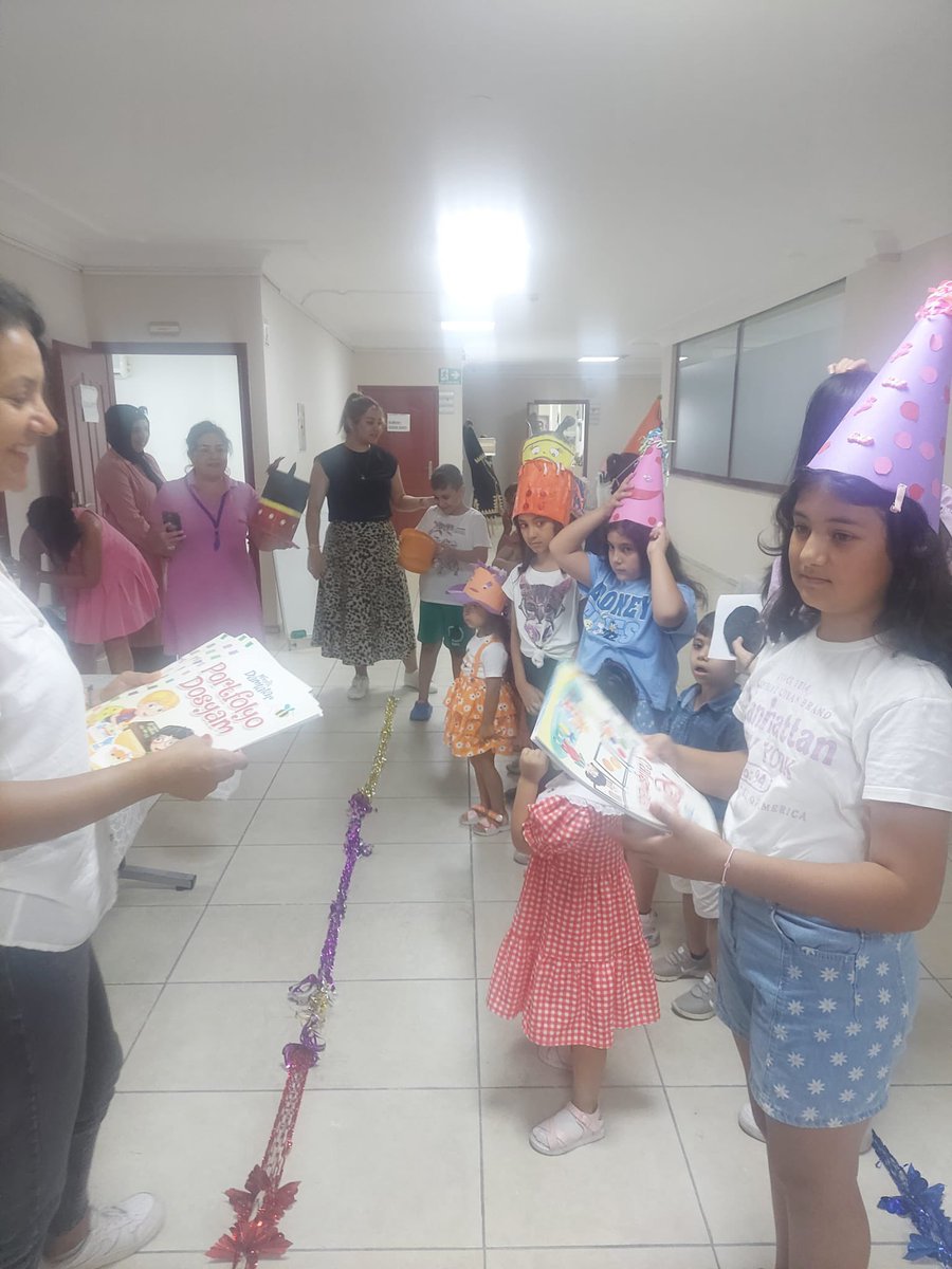 Sosyal Yardımlaşma ve Dayanışma Vakfı bünyesinde başlatılan ADEM ve SODAM projeleri kapsamında ilçemiz çocuklarımız gösteri etkinliği gerçekleştirdi, gösterileri ile eğlenirken, velileri be öğretmenleri ile unutulmaz bir an yaşadılar.