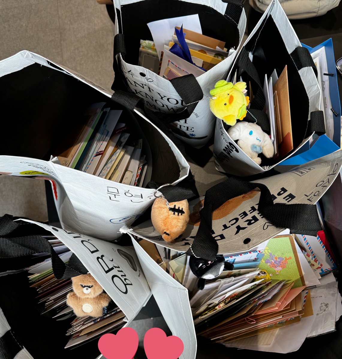 jellyoney's tweet photo. 700++ letters from Vietnamese fans to ZOFGK ❤️.
All the letters collected from 8.3-7 will be given directly to T1 today ❤️. https://t.co/wOalCWC7l6