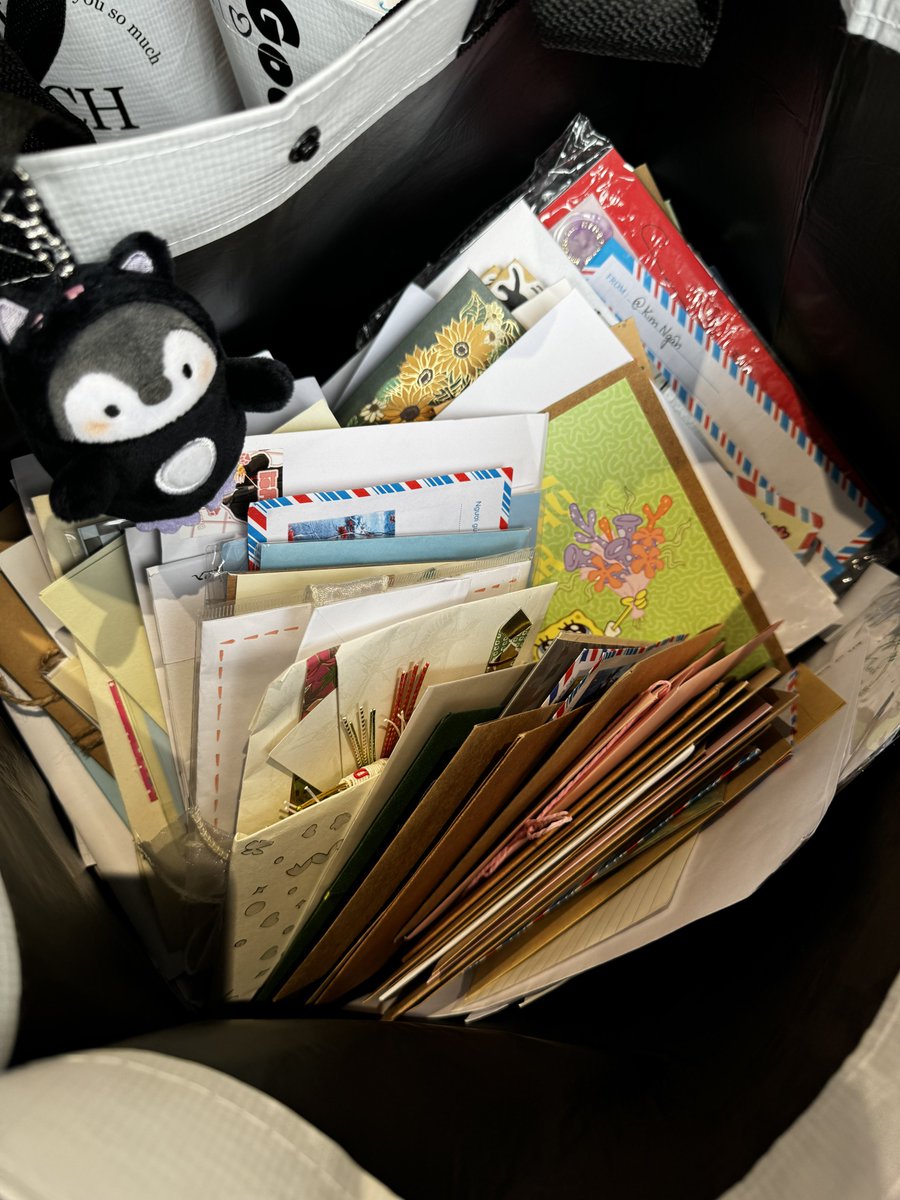 jellyoney's tweet photo. 700++ letters from Vietnamese fans to ZOFGK ❤️.
All the letters collected from 8.3-7 will be given directly to T1 today ❤️. https://t.co/wOalCWC7l6