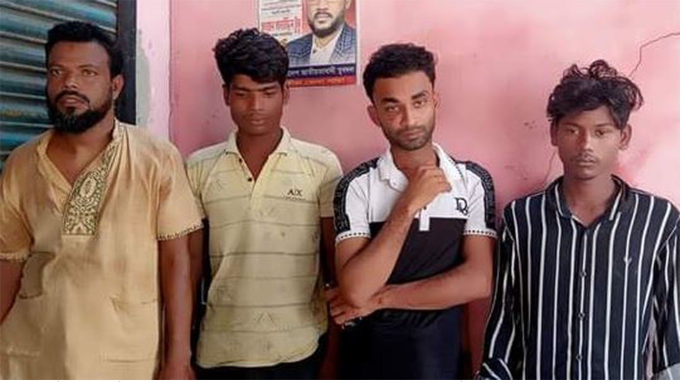 ১৪টি ছাগল চুরি করে পালানো কালে দেবহাটায় আটকে দিল জনতা