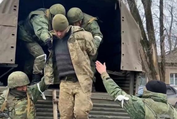officejjsmart's tweet photo. ⚡️⚡️⚡️“Russians tortured 95% of Ukrainian prisoners of war.”

- United Nations 🇺🇳 

"The Ukrainian prisoners are beaten with metal poles, shocked with electricity. They are stripped and humiliated. These are war crimes,” said the UN Representative.

👉 Remember Ukraine’s 🇺🇦 POWs. https://t.co/foSknm9T4c