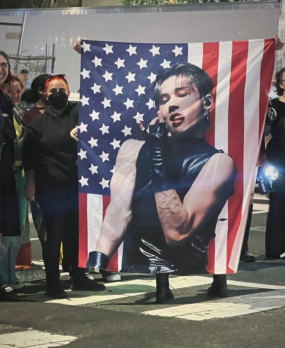 atezzn's tweet photo. IF YOU WERE AT THE ATEEZ DC CONCERT PLEASE LMK WHERE U GOT THIS FLAG FROM PLEASEJEJEJEJEKEKE #ATEEZbelongstoDC #ATEEZinDC #ATEEZ #ATEEZinWashington #ATINY #ATINYINDC #ATINYHELP #HELPATINY #WOOYOUNG #ILOVEYUNHO https://t.co/cjDbcLQUYN