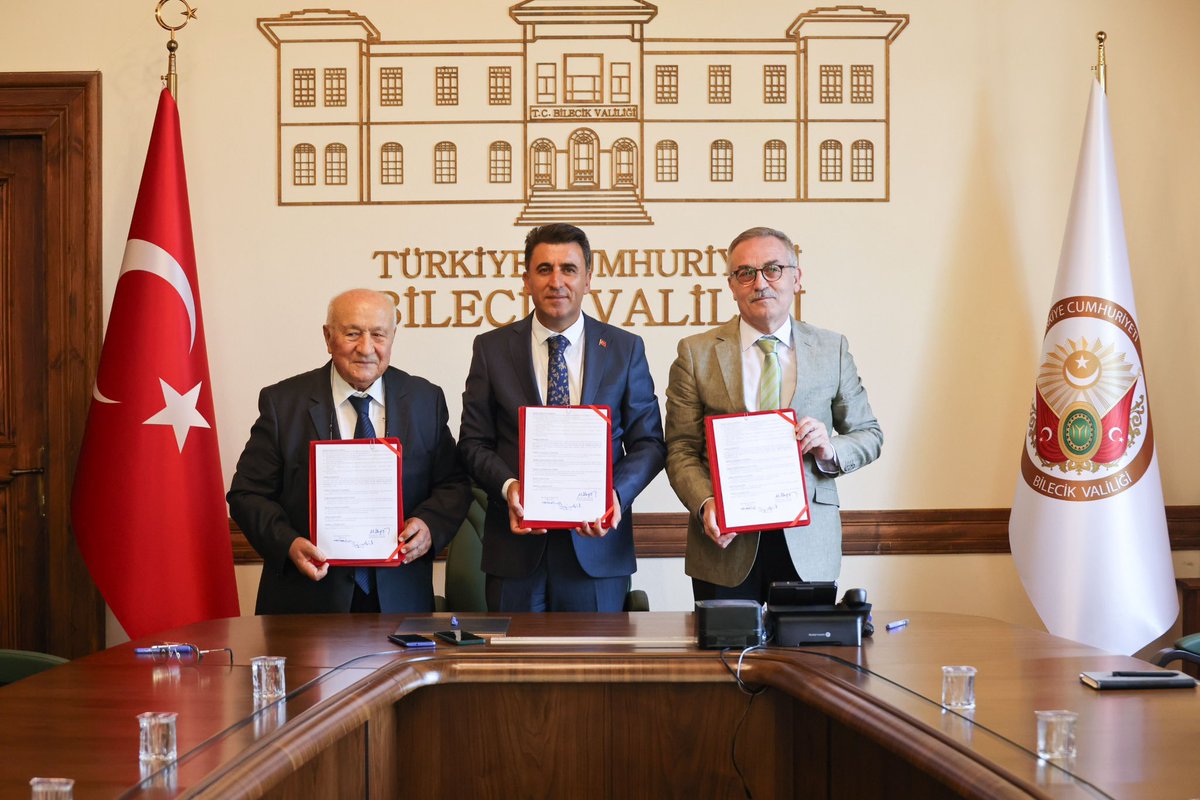 Bilecikli iş insanı kıymetli hemşehrimiz Sn Orhan Karabuda ile Söğüt ilçemize bir Anaokulu yapma protokolü imzaladık.

Yapılacak yeni okulumuz İlimize ilçemize yavrularımıza hayırlı olsun.