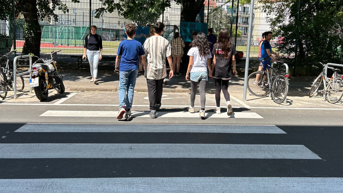 TspCheckpoint's tweet image. 100 neue Querungshilfen kündigte die Verkehrssenatorin letztes Jahr an. Aus dem „Sofortprogramm“ wird im Jahr 2024 jedoch gar nichts umgesetzt, teilt die Verkehrsverwaltung mit. Von Stefan Jacobs. checkpoint.tagesspiegel.de/telegramm/72Ru…