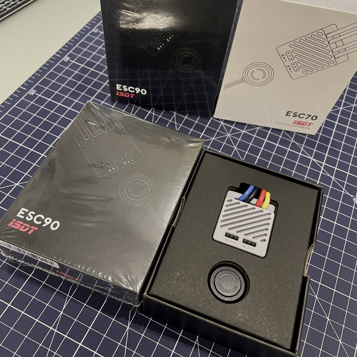 QwBe's tweet photo. 70と同じ大きさの黒箱、本体グレーの部分(70なら黒)はアルミ製。
スイッチ(Bluetoothユニット)は多分同じもの。
保証期間が短いから注意。
サーボをHVで使いたい人にはお勧めです。
まだお買い得。(¥3,229)
#ISDT #ESC90 #ESC70 https://t.co/6wJKC9XfLQ