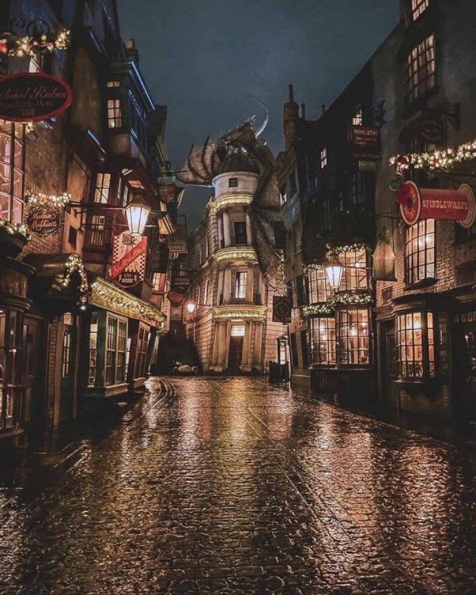 TheDailyHPotter's tweet photo. Diagon Alley at night 🌙 https://t.co/RdhFN98l3w