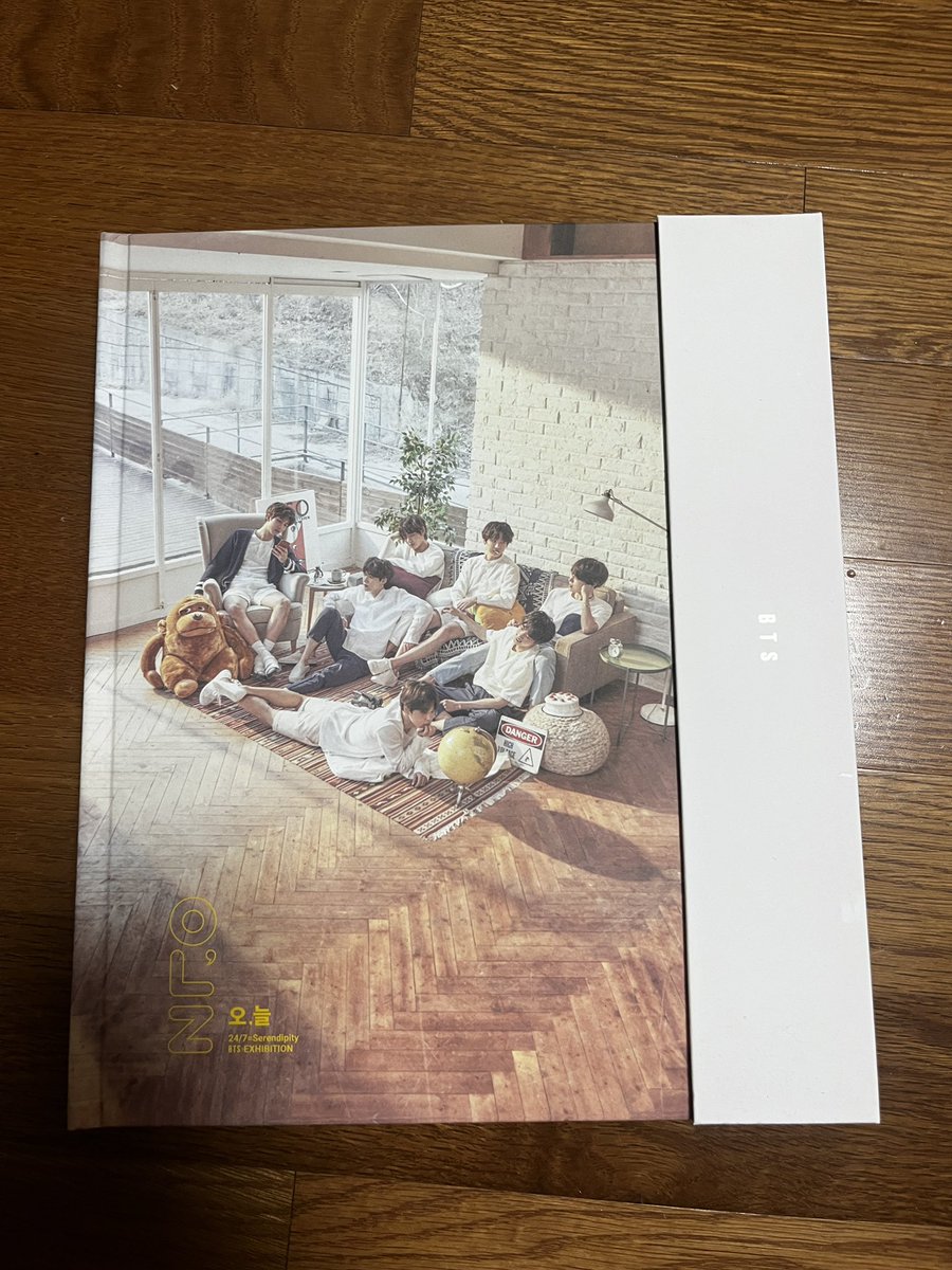 chilppang's tweet photo. 방탄소년단 오,늘 전시회 포토북 양도합니다.
BTS exhibition photo book.

택배비 미포함 1.5

메인트윗 확인 후 연락 부탁드립니다. 

BTS RM 남준 알엠 JIN 석진 진 SUGA 윤기 슈가 J-HOPE 호석 제이홉 JIMIN 지민 V 태형 뷔 JUNGKOOK 정국 DVD https://t.co/9CIU4opexB