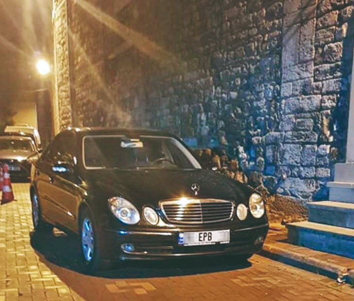 🚨Fener Rum Patriği Bartholomeos'a bu plakayı kim verdi?

✅Bu araba Bartholomeos'un resmi aracı. Plakaya dikkat!

✅EPB = Ekümenik Patrik Bartholomeos.

✅Aracın bulunduğu yer, Patrikhane'nin de içinde bulunduğu İstanbul Fener'deki Aziz Yorgi Kilisesi.

✅Lozan'ı açıkça çiğneyen