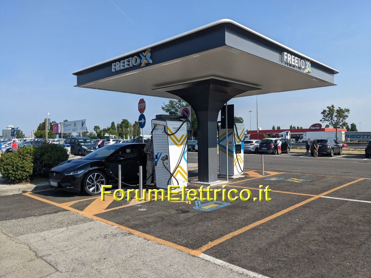 forumelettrico's tweet photo. Le Colonnine Free To X High-Power presso l'AdS Sillaro Ovest sulla A14 verso Taranto: sono tutte attive e posizionate appena dopo il ristorante e prima della stazione di servizio https://t.co/j0f15VMhq2 #FreeToX #CastelSanPietroTerme #bologna https://t.co/wlZmMkVMpM