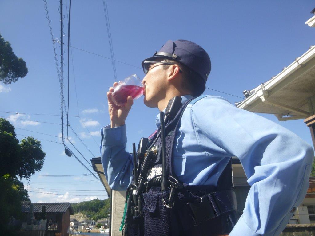 NPP_kikaku's tweet photo. 【#対馬南警察署】
どんなに疲れていてもこの一杯で元気百倍！
駐在所夫人特製の紫蘇ジュース
皆さんは疲れたときにこれを飲んだら元気が出るというものはありますか？(^^)
#対馬　#紫蘇ジュース https://t.co/GaTJl7HELH
