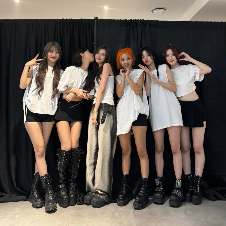 godmitzu's tweet photo. SANA WITH (G)I-DLE https://t.co/QbzS2iNVih