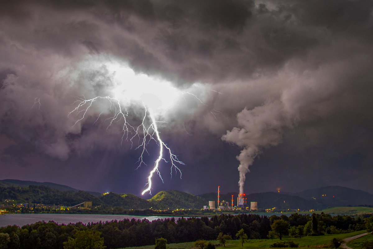 MeteoinfoSi's tweet photo. 🌩️ Tako se je včeraj vreme razbesnelo nad termoelektrarno Šoštanj. 

Foto: Aleš Rozman, Meteoinfo Slovenija https://t.co/2cjKycbCmw