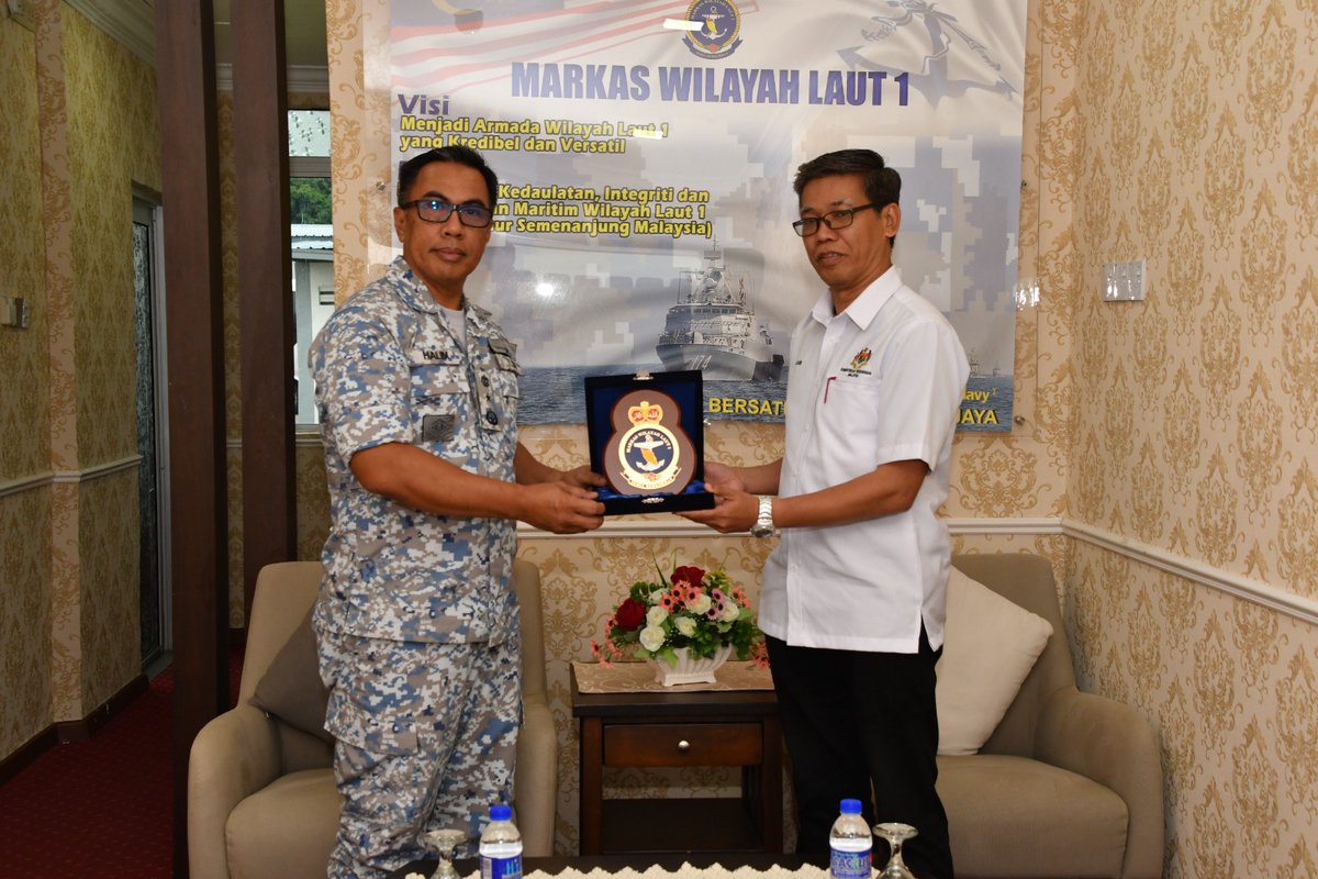 𝐊𝐔𝐍𝐉𝐔𝐍𝐆𝐀𝐍 𝐇𝐎𝐑𝐌𝐀𝐓

Timbalan Panglima Wilayah Laut 1 telah menerima Kunjungan Hormat oleh Tuan Hj. Ayub bin Zaidin, Ketua Akuantan,Bahagian Akaun <a href="/MINDEFMalaysia/">MINDEF Malaysia</a>

<a href="/tldm_rasmi/">Royal Malaysian Navy</a>
<a href="/MPA_Barat/">HQ Western Fleet</a>

#BersatuBersediaBerjaya