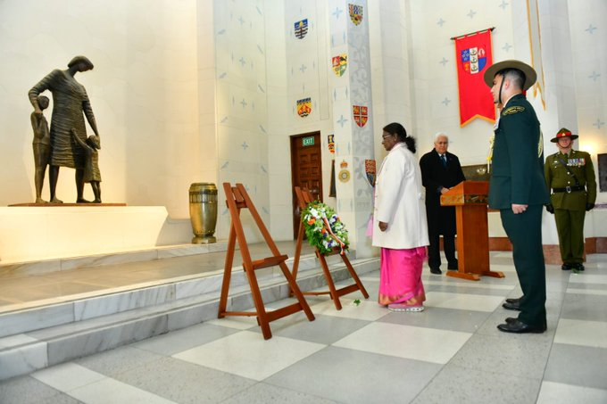 AIRNewsHindi's tweet photo. #NewZealand: राष्ट्रपति द्रौपदी मुर्मू ने #Wellington में #Pukeahu राष्ट्रीय युद्ध स्मारक पर शहीद सैनिकों को श्रद्धांजलि अर्पित की। https://t.co/n7Bifw3kXn