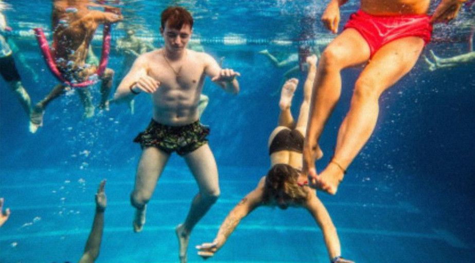 Transformando piscinas y espacios acuáticos en lugares de escucha únicos... 🎶🏊 
«Sonidos líquidos (wet sounds)» en el Centro Deportivo municipal Casa de Campo 👉 bit.ly/4cevZ7I 
#VeranosDeLaVilla #Ocio