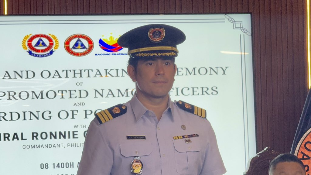 ABSCBNNews's tweet photo. LOOK: Philippine Coast Guard (PCG) Commandant, CG Admiral Ronnie Gil L. Gavan, has awarded Auxiliary Commander (CDR) Gerald Anderson the PCG auxiliary search and rescue medal and ribbon for his heroic acts during the onslaught of super typhoon Carina in the National Capital Region. | via @KrishnanGaniel