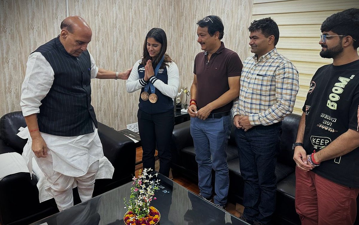 realmanubhaker's tweet photo. I am honoured to have the opportunity to meet with the Hon’ble Defence Minister of India, Shri Rajnath Singh at his office in New Delhi. I am grateful he took time out from his busy schedule to offer his support and inspired me with his words of motivation. 🇮🇳 🙏✨

#JeetKiAur #Cheer4Bharat #Paris2024 #Olympics @rajnathsingh  @DefenceMinIndia @WeAreTeamIndia