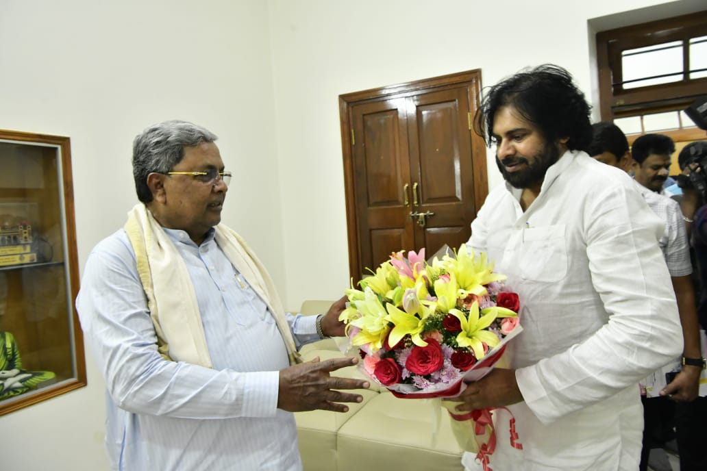 ಆಂಧ್ರಪ್ರದೇಶದ ಉಪಮುಖ್ಯಮಂತ್ರಿ, ಜನಸೇನಾ ಪಕ್ಷದ ನಾಯಕ ಪವನ್ ಕಲ್ಯಾಣ್ ಅವರು ಇಂದು ಮುಖ್ಯಮಂತ್ರಿ <a href="/siddaramaiah/">Siddaramaiah</a> ಅವರನ್ನು ಭೇಟಿಯಾಗಿ, ಕುಶಲೋಪರಿ ವಿಚಾರಿಸಿದರು.
<a href="/PawanKalyan/">Pawan Kalyan</a>