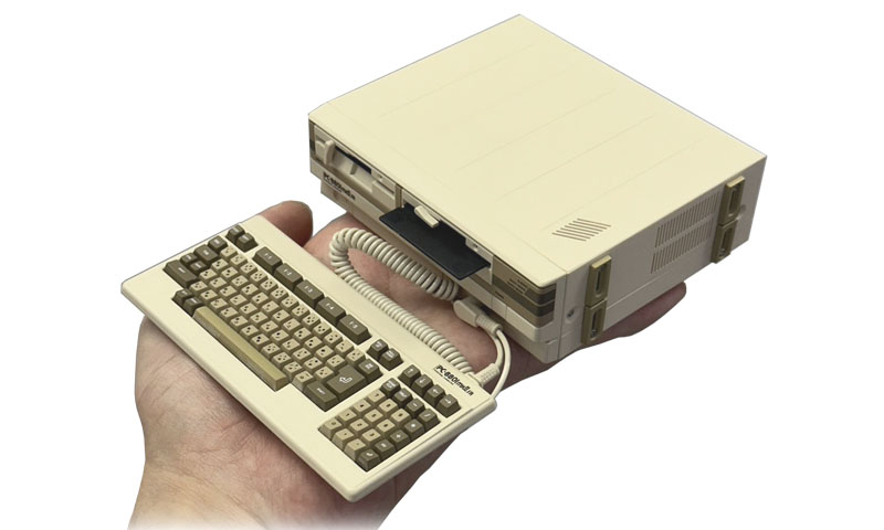 往年の名機の復刻版小型ゲーム機「PasocomMini PC-8801 mkII SR」は
