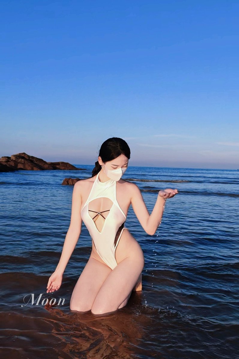 绫「浴水」连体高开衩泳衣
🫧上身微透，遇水则透明贴身
胸前深V镂空，衔接交叉绑带
😌纤腰曲线，曼妙尽显
🏖️激发夏日探索之欲
@Lingerie_0 @linglingerie0 https://t.co/UHGkFHrrDb